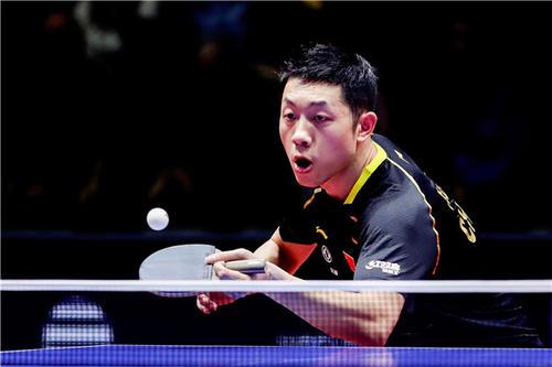 球迷翘首以 球迷翘首以